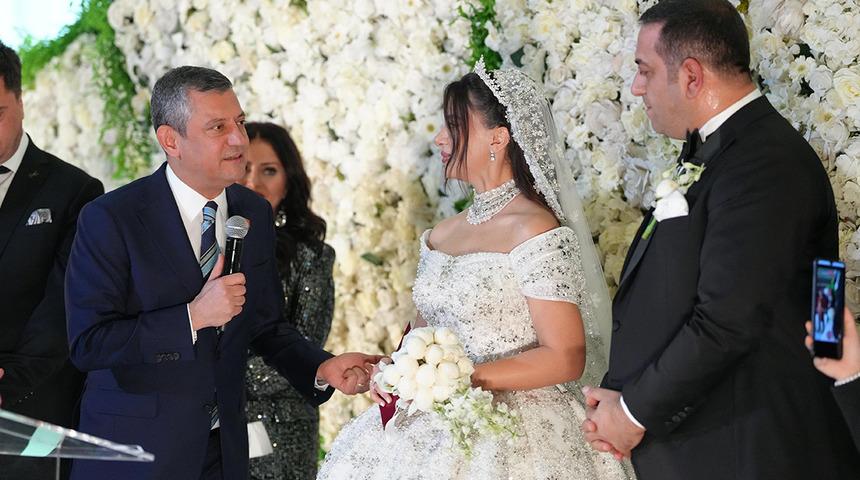 CHP Genel Başkanı &Ouml;zg&uuml;r &Ouml;zel İzmir'de nikah t&ouml;renine katıldı