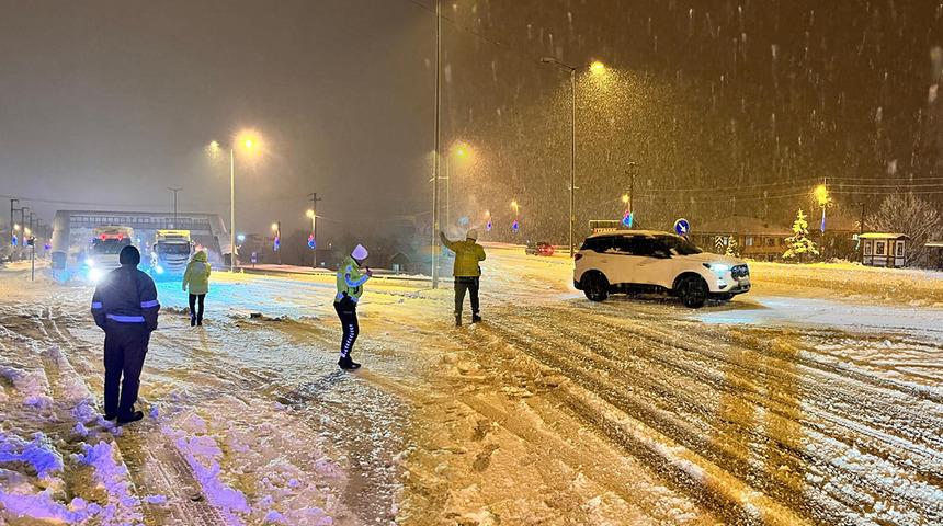 Bolu Dağı'nda yoğun kar yağışı! İstanbul istikametine ge&ccedil;işlerine izin verilmiyor
