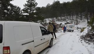 Manisa'da mahsur kalan avcılar kurtarıldı