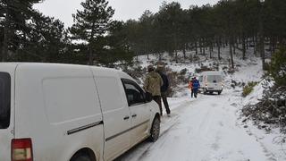 Manisa'da mahsur kalan avcılar kurtarıldı