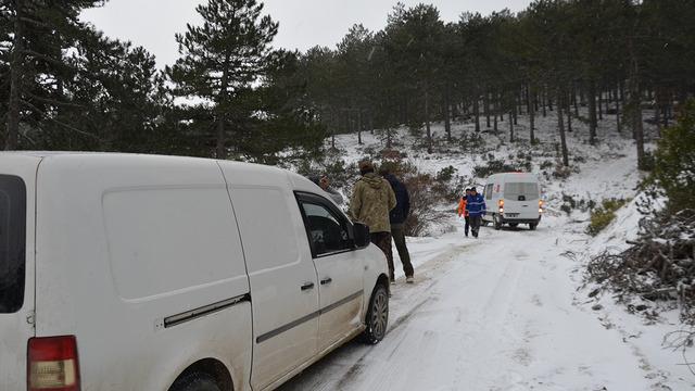Manisa'da mahsur kalan avcılar kurtarıldı