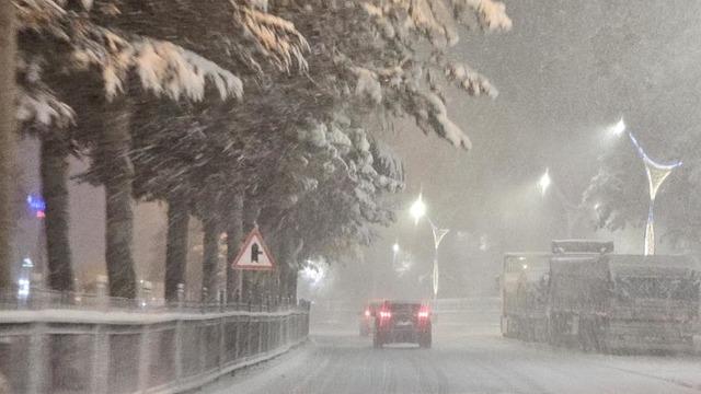 Tatvan'da kar yağışı hayatı olumsuz etkiledi: 40 köy ve 32 mezra yolu kapandı