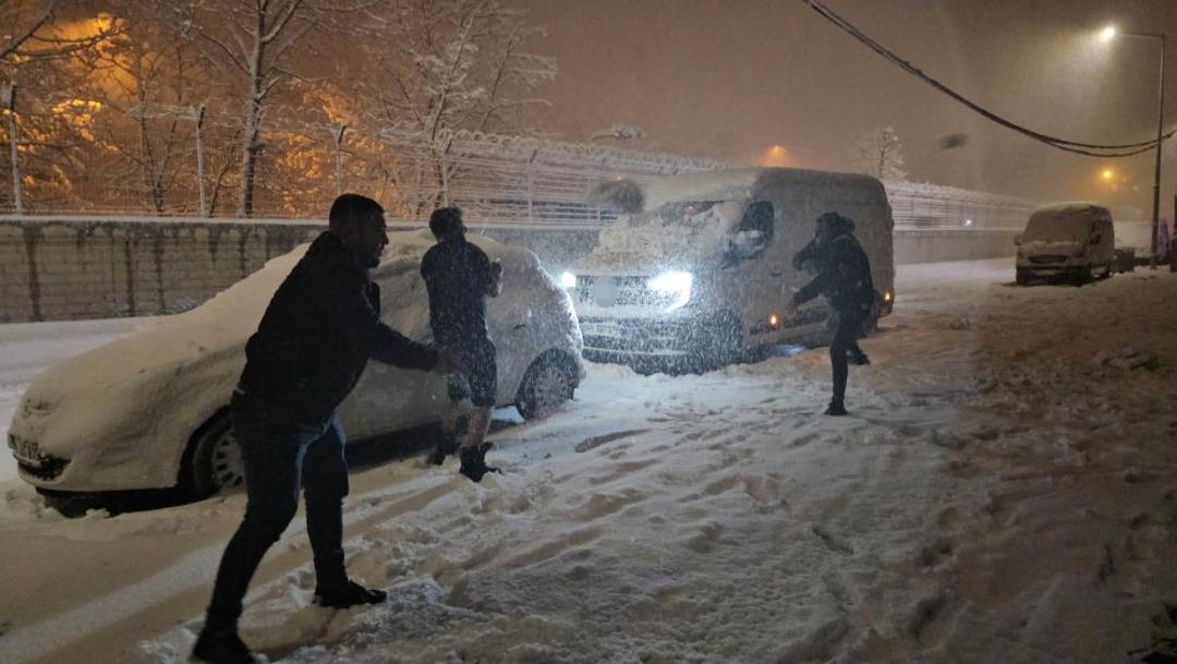 Tatvan da kar yağışı hayatı olumsuz etkiledi: 40 k&ouml;y ve 32 mezra yolu kapandı 1