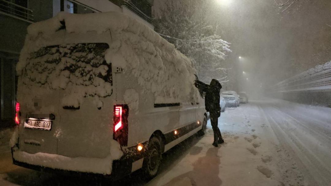Tatvan da kar yağışı hayatı olumsuz etkiledi: 40 k&ouml;y ve 32 mezra yolu kapandı 2
