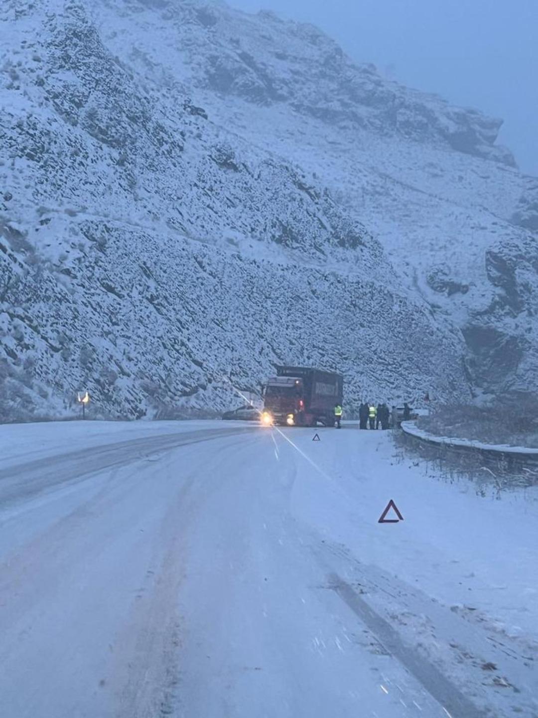 Erzurum-Erzincan karayolunda ağır tonajlı ara&ccedil;ların ge&ccedil;işine izin verilmiyor 1