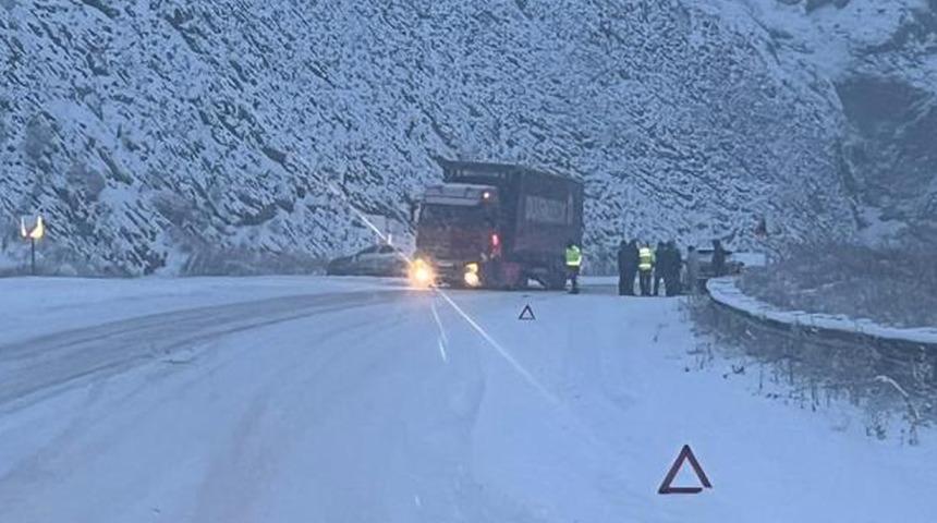 Erzurum-Erzincan karayolunda ağır tonajlı ara&ccedil;ların ge&ccedil;işine izin verilmiyor