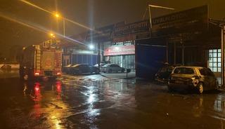 Bir g&uuml;n &ouml;nce oto sanayiye bırakılan kazalı otomobil alev aldı