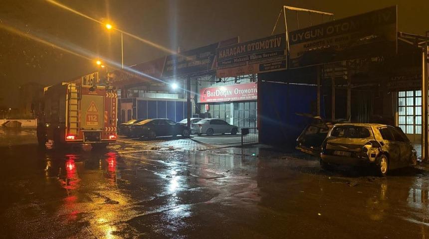 Bir g&uuml;n &ouml;nce oto sanayiye bırakılan kazalı otomobil alev aldı