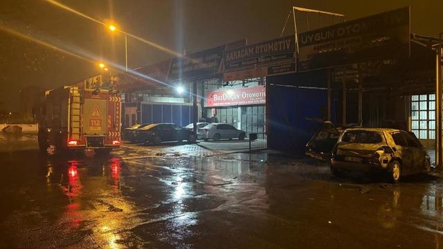 Bir gün önce oto sanayiye bırakılan kazalı otomobil alev aldı