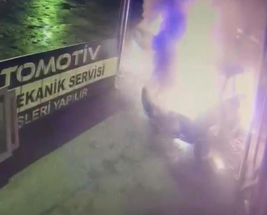 Bir g&uuml;n &ouml;nce oto sanayiye bırakılan kazalı otomobil alev aldı 2