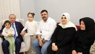 Erdoğan, depremzede aileyi yeni yuvasında ziyaret etti