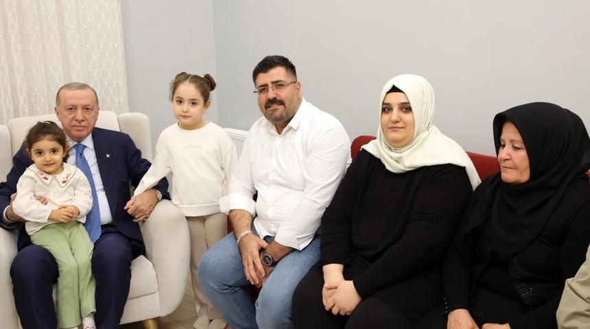 Cumhurbaşkanı Erdoğan, depremzede aileyi yeni yuvasında ziyaret etti