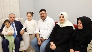 Cumhurbaşkanı Erdoğan, depremzede aileyi yeni yuvasında ziyaret etti