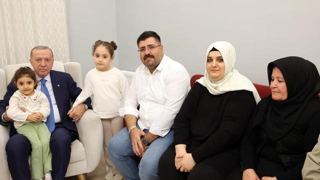 Cumhurbaşkanı Erdoğan, depremzede aileyi yeni yuvasında ziyaret etti