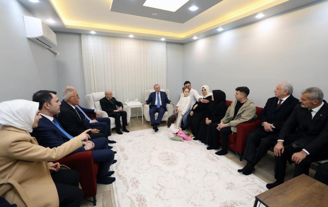 Cumhurbaşkanı Erdoğan, depremzede aileyi yeni yuvasında ziyaret etti 1