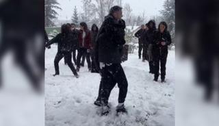 Kayseri Emniyet M&uuml;d&uuml;r&uuml;, şehit &ccedil;ocukları ile kar topu oynadı: "Kahramanlarımızın emanetleri başımızın tacıdır"