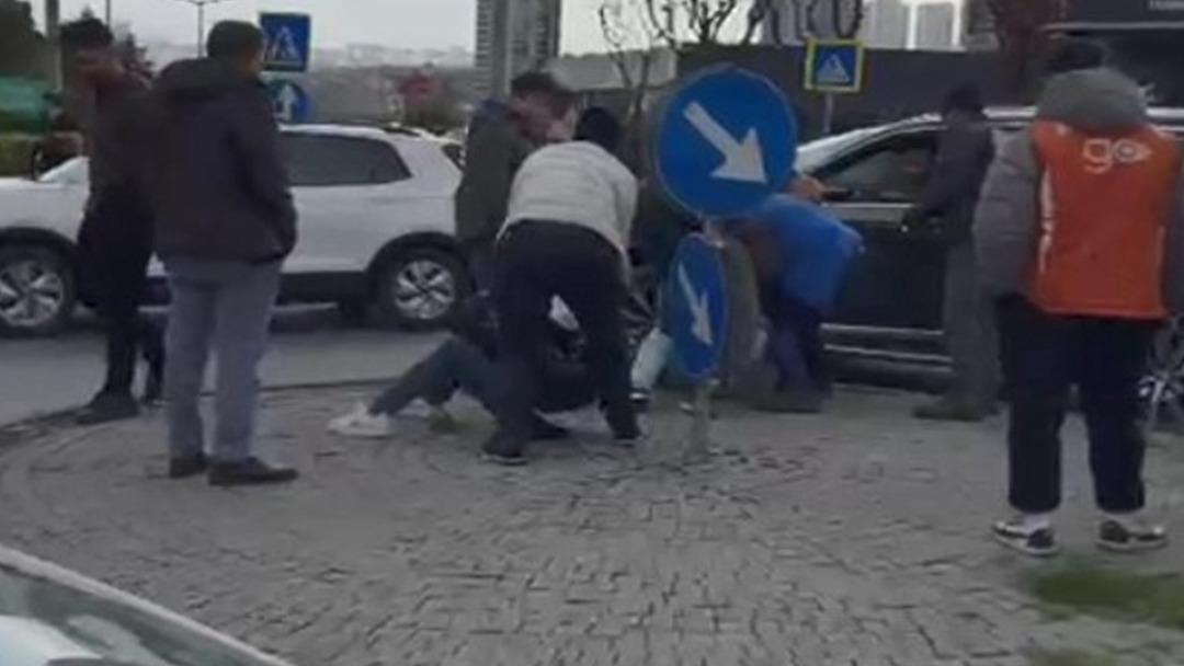 Başakşehir de gasp iddiası; ş&uuml;pheliler 100 metre sonra para dolu &ccedil;anta ile yakalandı 1