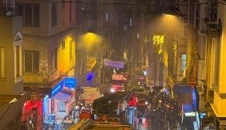 Beyoğlu'nda yangın paniği: 2 kişi &ccedil;atıya sığındı