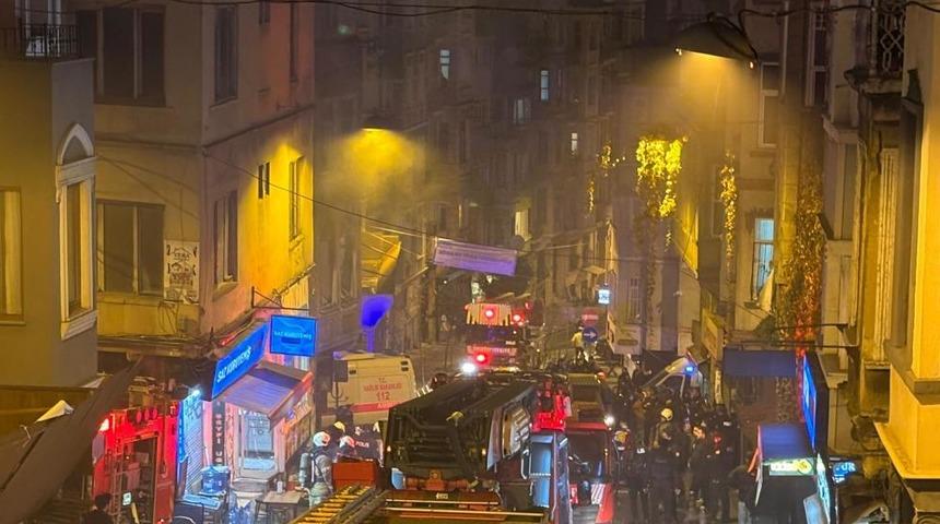 Beyoğlu&rsquo;nda 4 katlı binada yangın &ccedil;ıktı: Bina sakini 2 kişi &ccedil;atıya sığındı