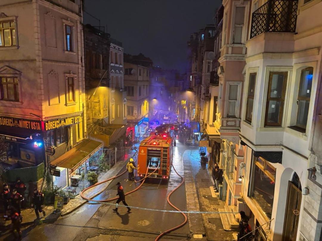 Beyoğlu&rsquo;nda 4 katlı binada yangın &ccedil;ıktı: Bina sakini 2 kişi &ccedil;atıya sığındı 1