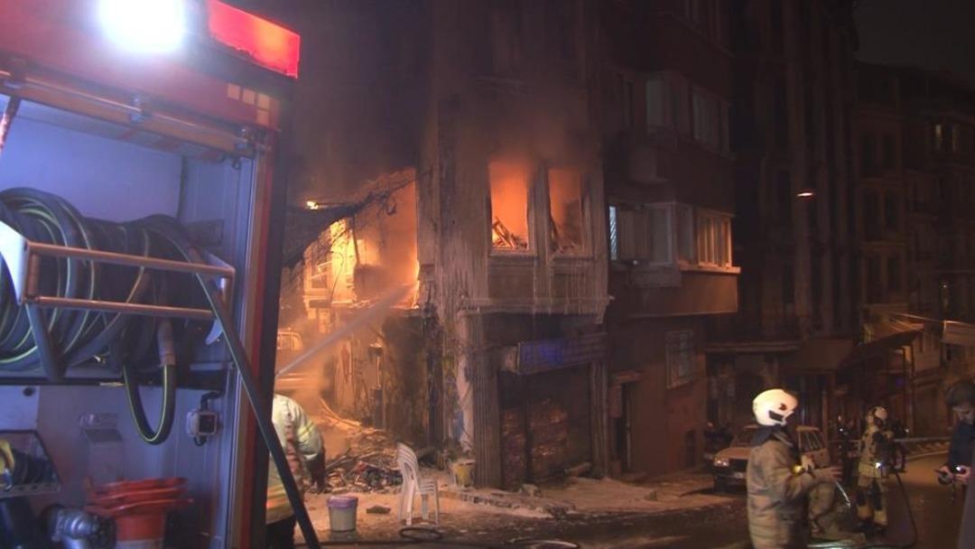 Beyoğlu&rsquo;nda 4 katlı binada yangın &ccedil;ıktı: Bina sakini 2 kişi &ccedil;atıya sığındı 2