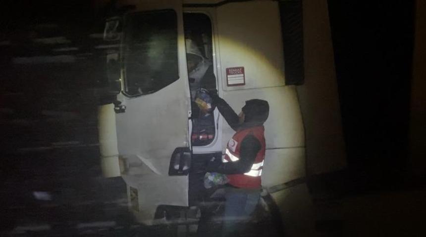 Kar ve tipi nedeniyle Tend&uuml;rek'te yolda kalanlara Kızılay yardım ulaştırdı