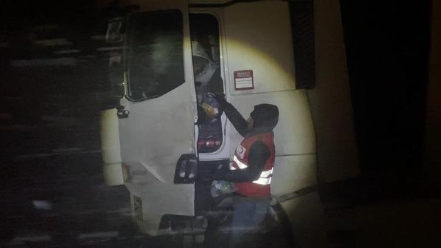 Kar ve tipi nedeniyle Tendürek'te yolda kalanlara Kızılay yardım ulaştırdı