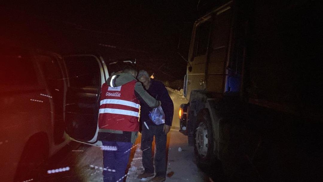 Kar ve tipi nedeniyle Tend&uuml;rek te yolda kalanlara Kızılay yardım ulaştırdı 1