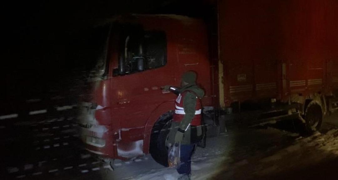 Kar ve tipi nedeniyle Tend&uuml;rek te yolda kalanlara Kızılay yardım ulaştırdı 2