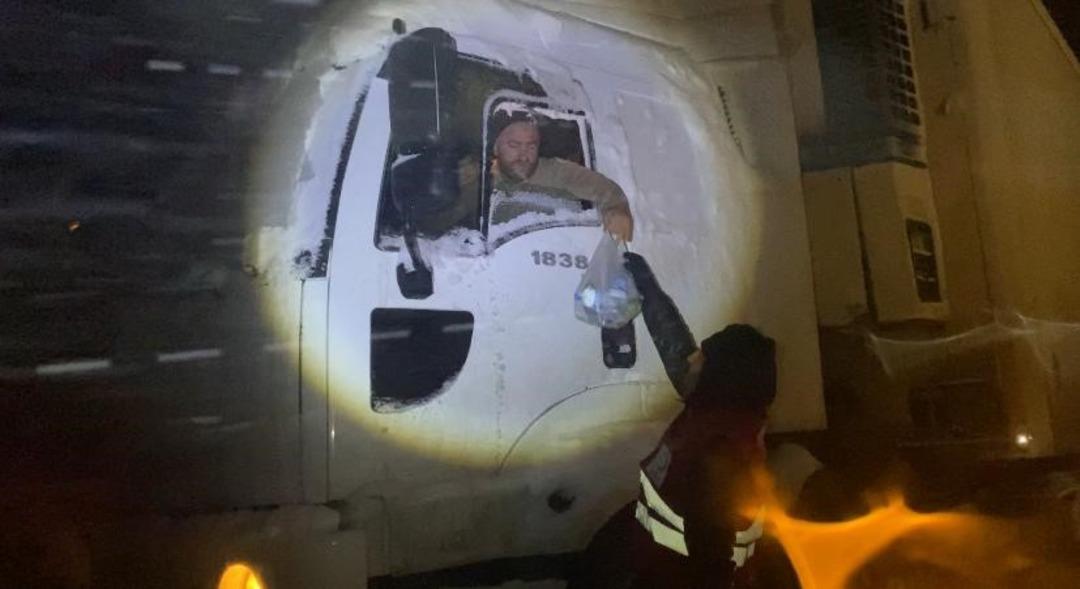 Kar ve tipi nedeniyle Tend&uuml;rek te yolda kalanlara Kızılay yardım ulaştırdı 3