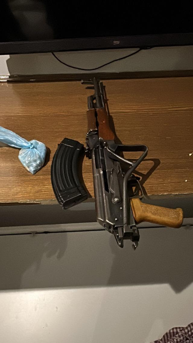 İstanbul un g&ouml;beğindeki otel odasını cephaneliğe &ccedil;evirmişler! Yaşları daha 19, 20... 8