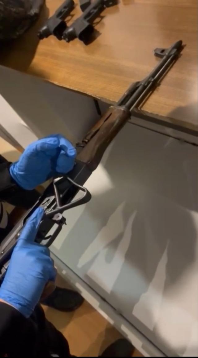 İstanbul un g&ouml;beğindeki otel odasını cephaneliğe &ccedil;evirmişler! Yaşları daha 19, 20... 3