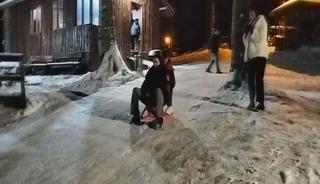 Nebiyan Dağı beyaza b&uuml;r&uuml;nd&uuml;, &ccedil;ocuklar gibi eğlendiler