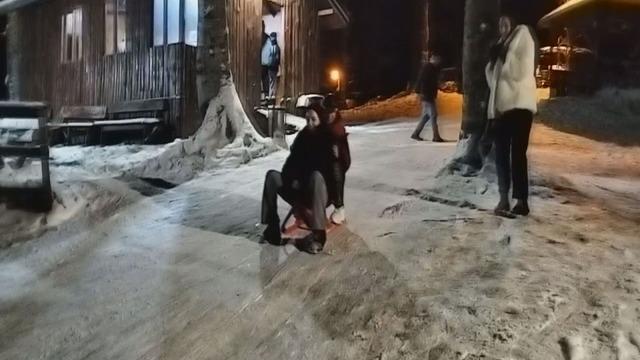 Nebiyan Dağı beyaza büründü, çocuklar gibi eğlendiler