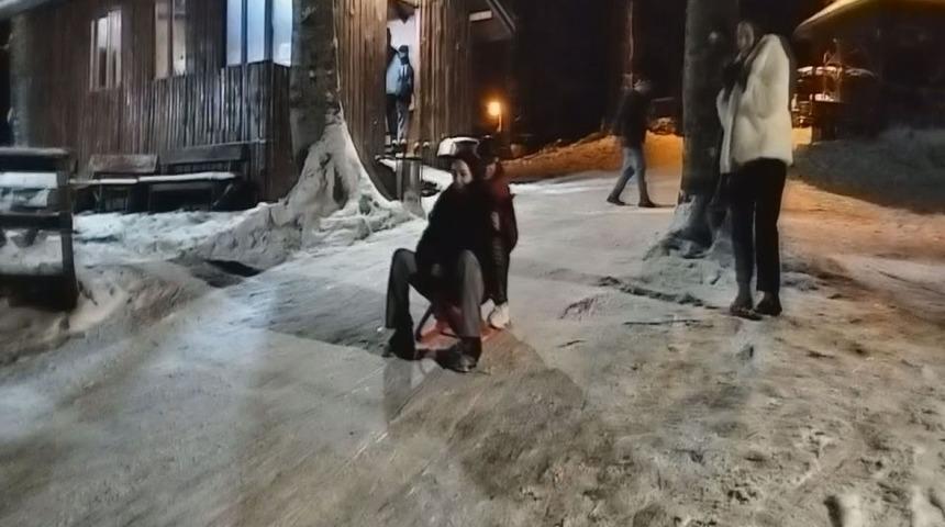 Nebiyan Dağı beyaza b&uuml;r&uuml;nd&uuml;, &ccedil;ocuklar gibi eğlendiler