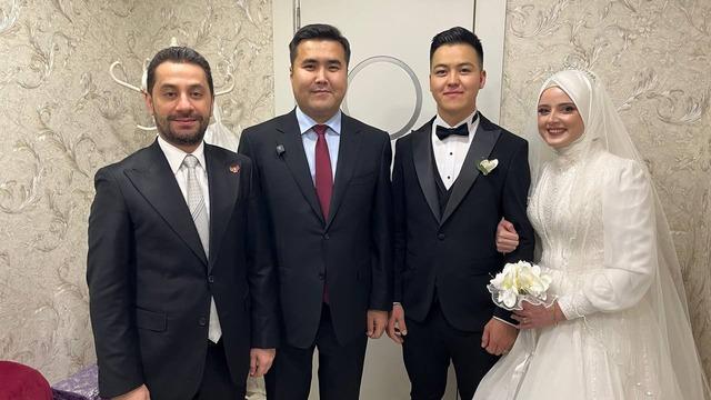 Sosyal medyada g&uuml;ndem olan &ccedil;ift d&uuml;nyaevine girdi 1