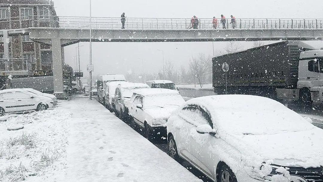 İstanbul&rsquo;da yılbaşı kar yağışı! Meteoroloji den 7 il i&ccedil;in sarı, 3 il i&ccedil;in turuncu kodlu uyarı 2