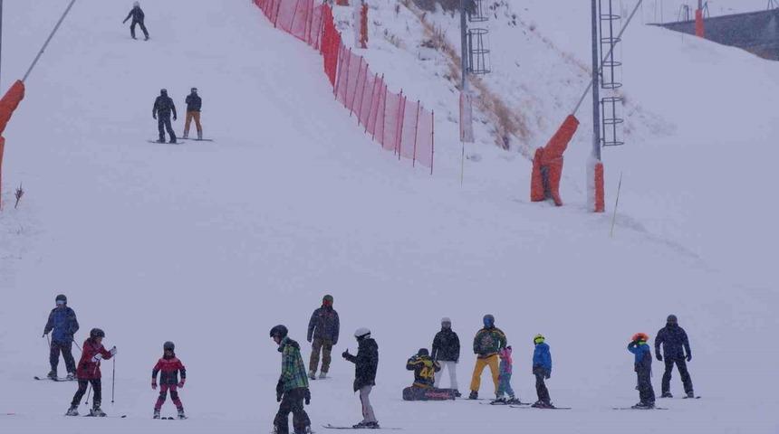 Paland&ouml;ken&rsquo;de kar, kış ve kayak keyfi