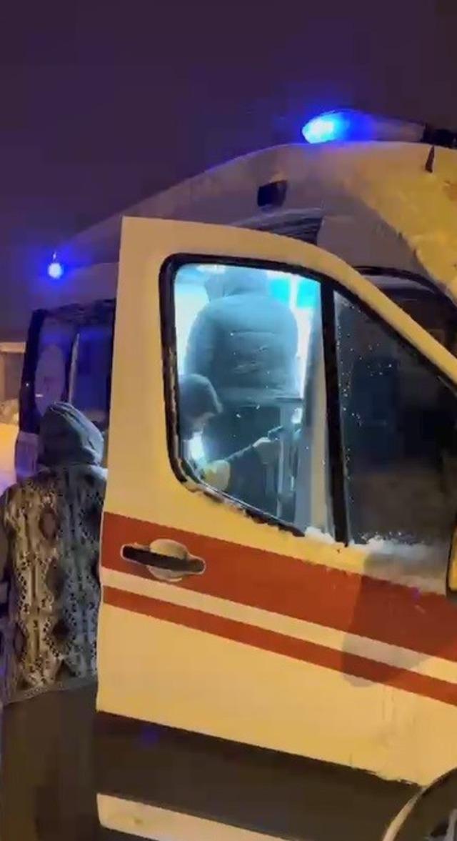 Kars&rsquo;ta kar engelini aşan sağlık ekipleri hasta vatandaş i&ccedil;in seferber oldu 2