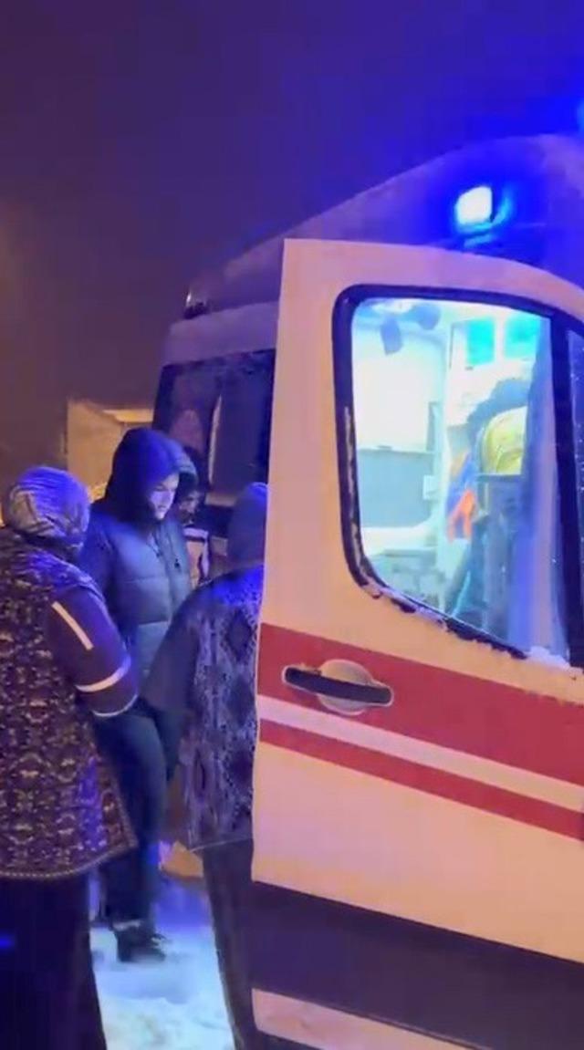 Kars&rsquo;ta kar engelini aşan sağlık ekipleri hasta vatandaş i&ccedil;in seferber oldu 1