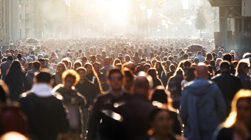 Kalabalıkta neden bazen kendimizi yalnız hissederiz? Sebebi nedir?