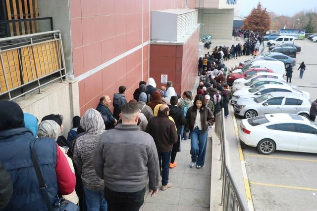 İlk gidenler 1000 TL hediye &ccedil;ekini kaptı! İndirimi duyan soğuğa aldırmadan geceden sıraya girdi 2