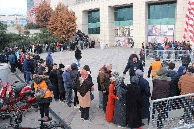 İlk gidenler 1000 TL hediye &ccedil;ekini kaptı! İndirimi duyan soğuğa aldırmadan geceden sıraya girdi 1