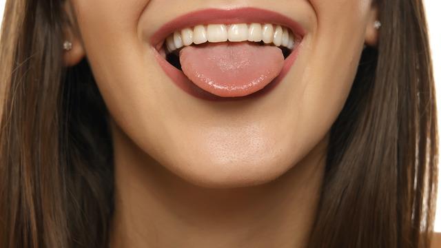 Kurulukta dudaklarımız çatlayıp kanarken dilimiz neden çatlamaz?