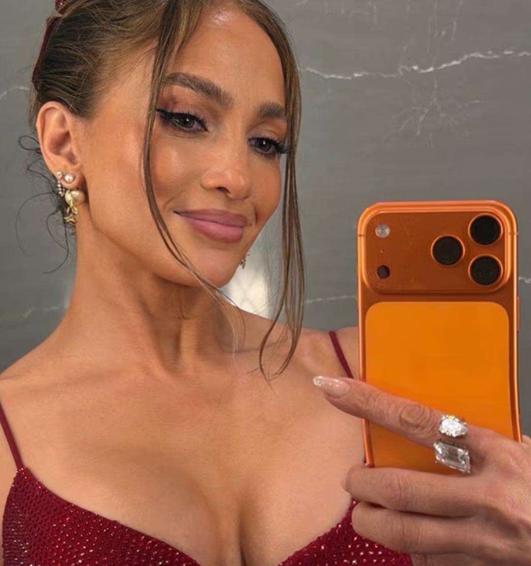 Jennifer Lopez&rsquo;in iddialı pozu dalga konusu aldı! O detay dikkat &ccedil;ekti 2