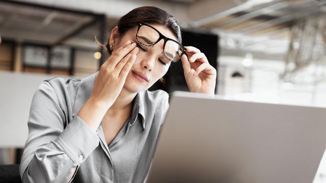 Uzun süre ekrana bakınca gözlerimiz neden yanar ve odaklanmak zorlaşır?