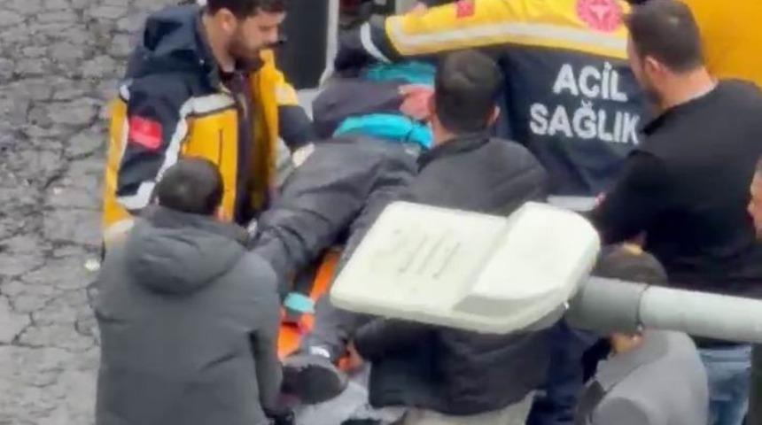 Otomobil motokuryeye &ccedil;arptı: 1 yaralı