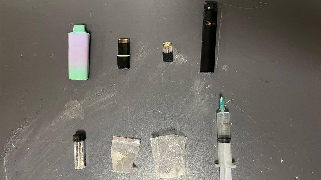 İstanbul da &uuml;nl&uuml; eğlence mekanlarına gece yarısı baskın! Uyuşturucular, ruhsatsız silahlar... 1