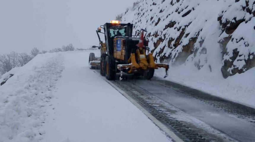 Kar yağışıyla kapanan kırsal mahalle yolları a&ccedil;ılıyor