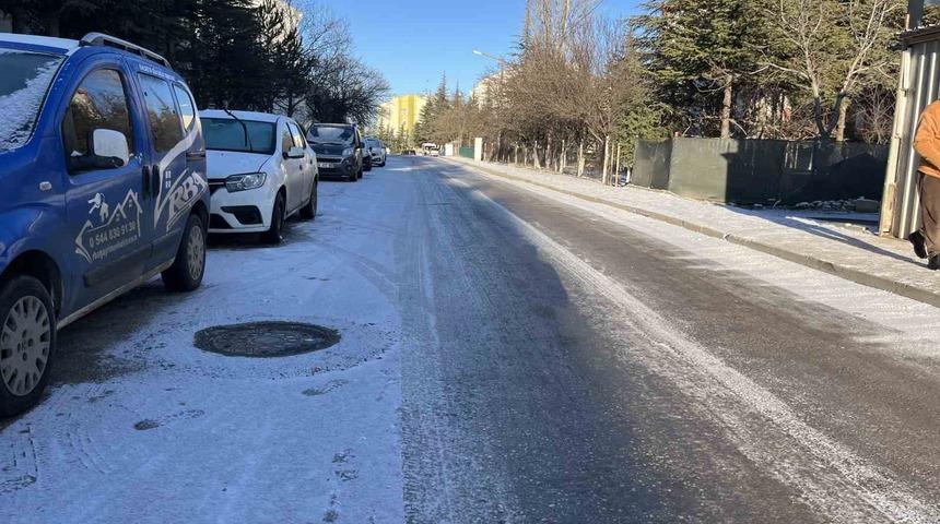 &Ccedil;ankaya&rsquo;da yollar buz pistine d&ouml;nd&uuml;